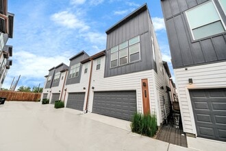 Building Photo - 627 Emile St