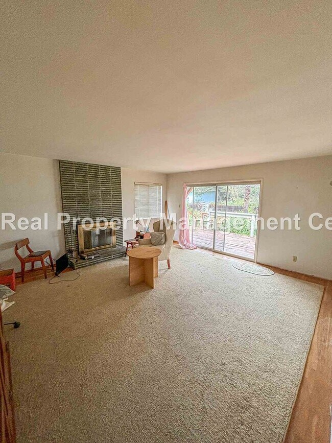 Building Photo - AVAILABLE JUNE - 4 Bed / 2 Bath Home locat...