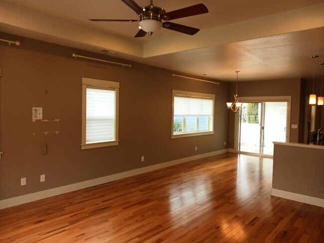 Foto del edificio - Charming 2 Bedroom, 2 Bathroom Cottage in Central Point