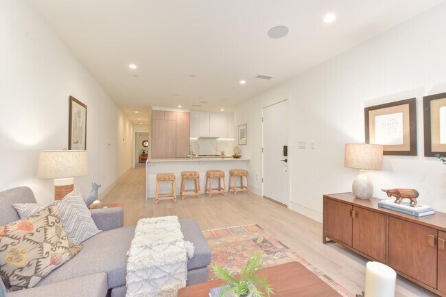 Building Photo - 4013 Davis Pl NW