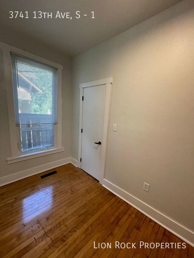 Building Photo - Spacious 3 Bedroom Duplex in South Minneap...