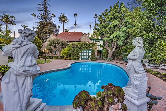 Foto del edificio - 805 N Bedford Dr