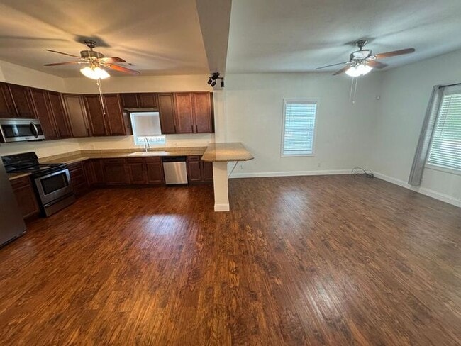 Building Photo - Pensacola - North Hill - 2 bed, 2 bath
