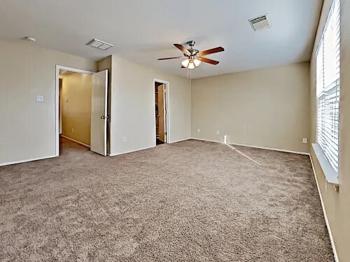 Foto del edificio - 9201 Shaded Pines Dr