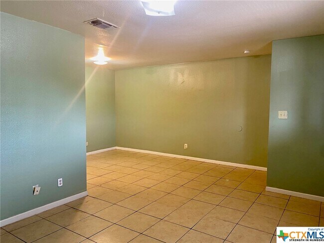 Building Photo - 1042 Linde Ave