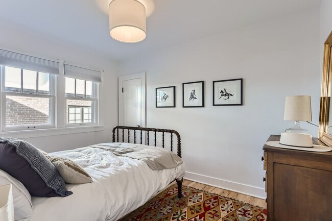 Building Photo - Modern 2 BDR Home near Pearl Street Shops ...