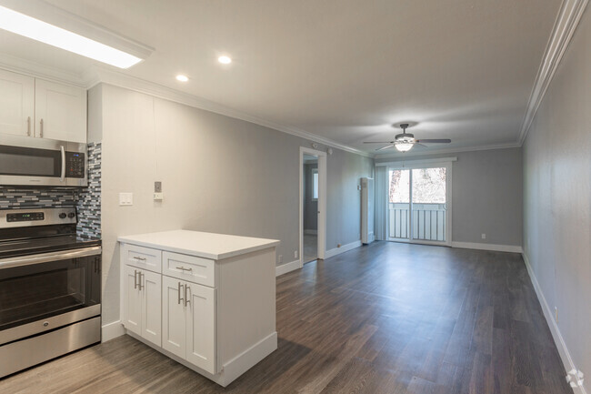 1BR, 1BA - 524SF - Living Room - 3440 Ramona St