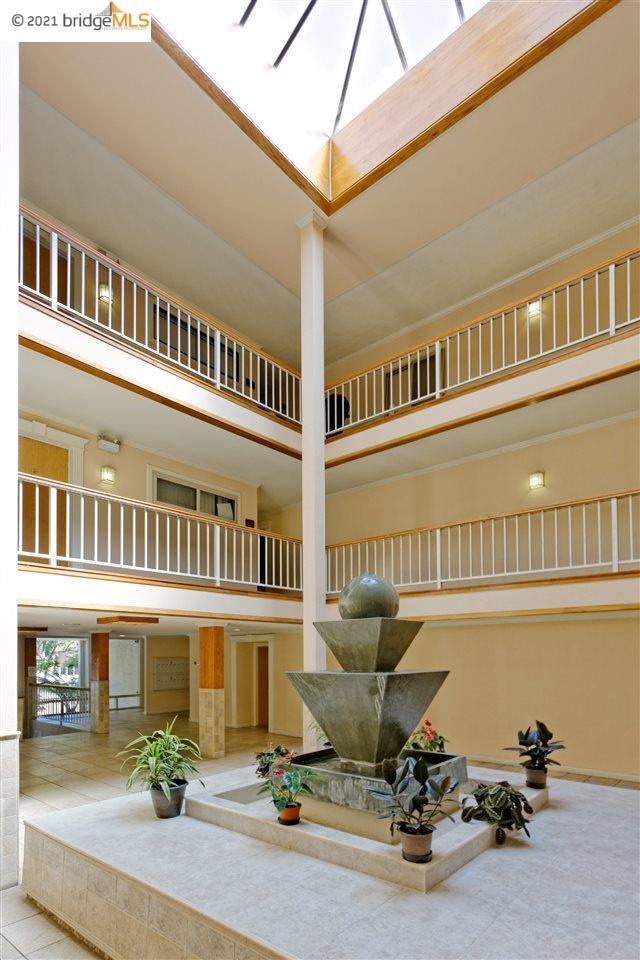 Building Photo - 466 Crescent St