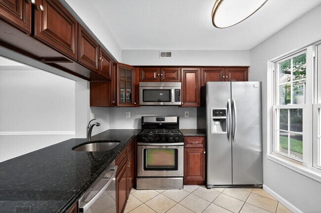 Foto del edificio - 803 Aberdeen Ln