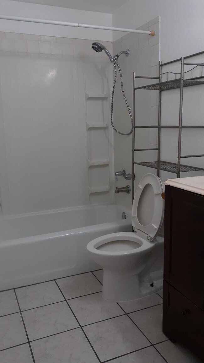 Building Photo - 410 E Poos Dr