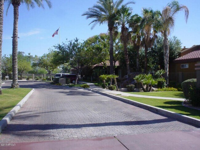 Foto del edificio - Charming 1 Bed 1 Bath Lower Level condo ++...