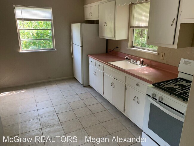 Foto del edificio - 1 br, 1 bath House - 817 1/2 E 8th