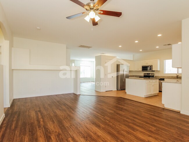 Foto del edificio - 778 W Green Tree Drive