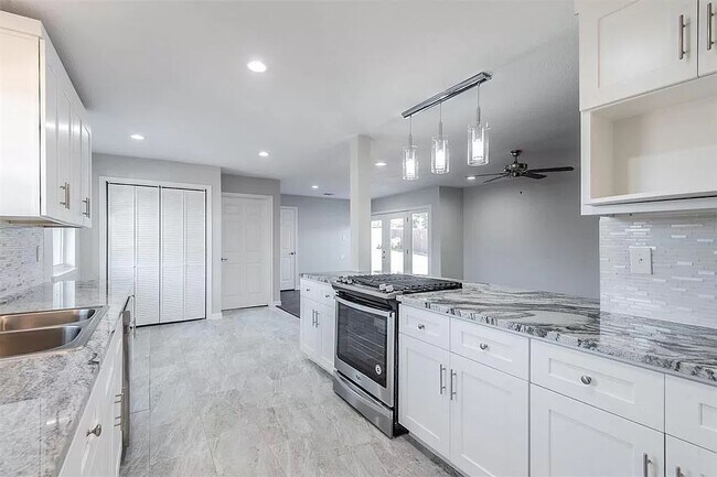 Brand new kitchen - 9905 Parkford Dr