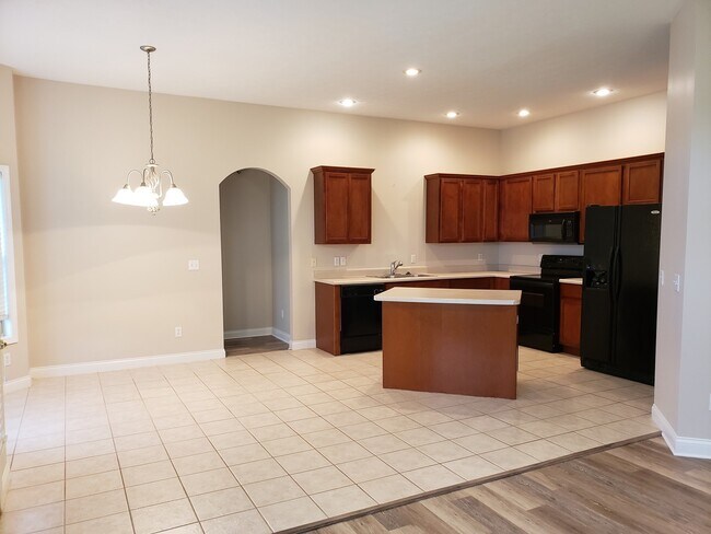 Foto del edificio - 3 Car Garage, South East Springfield - Cal...