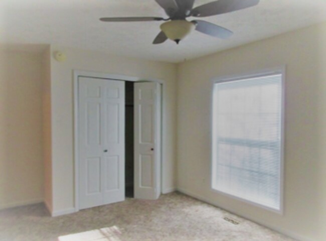 Building Photo - 1176 E Commons Dr