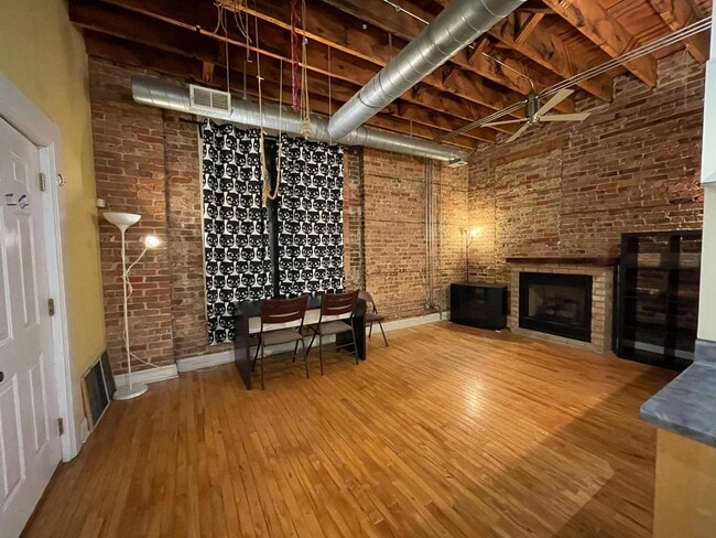 Building Photo - 2322 W Roosevelt Rd