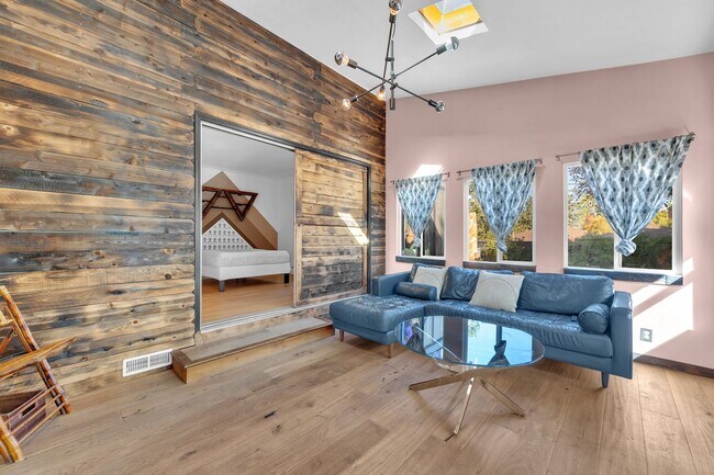 Foto del edificio - Midtown Gem W/Two Primary Bedrooms