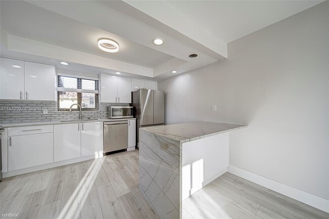 Building Photo - 3 br, 2 bath House - 1721 SW 11th Ter # 2