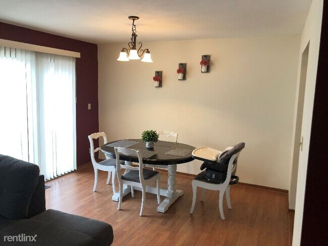 Building Photo - 2 br, 1.5 bath Condo - 8038 W Manor Cir