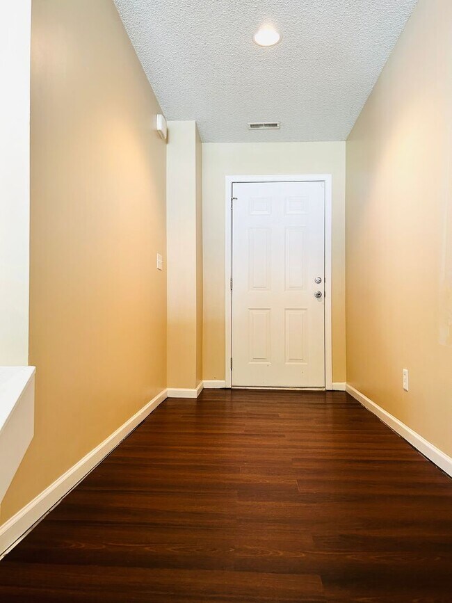 Foto del edificio - Fresh Updated Interior, Close to Fort Riley