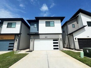 Building Photo - 33111 Oak Hts Pl
