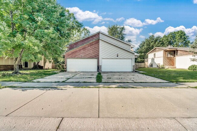 Building Photo - "Spacious 3-Bed Condo Oasis with 2.5 Baths in Prime Derby Location – 1674 Sq Ft of Comfort!"