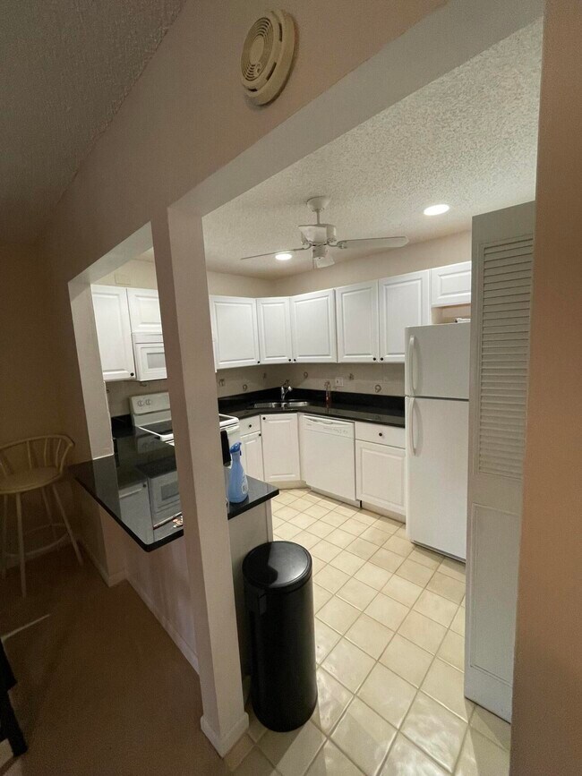 Foto del edificio - 335 Knotty Pine Cir