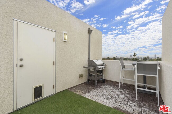 Building Photo - 944 N Stanley Ave