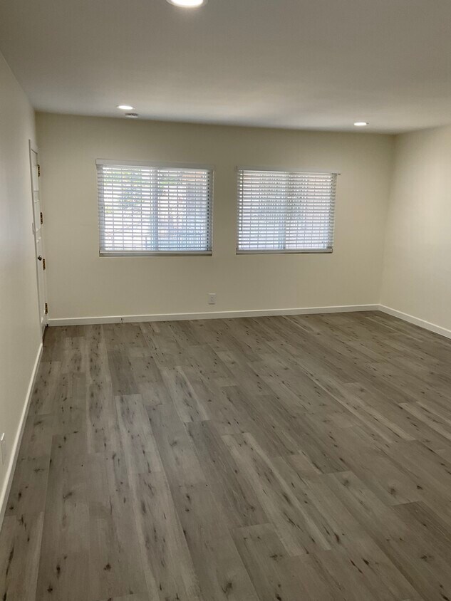 Foto principal - 4940 Lennox Blvd
