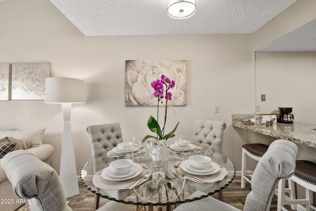 Building Photo - 719 E Lola Dr