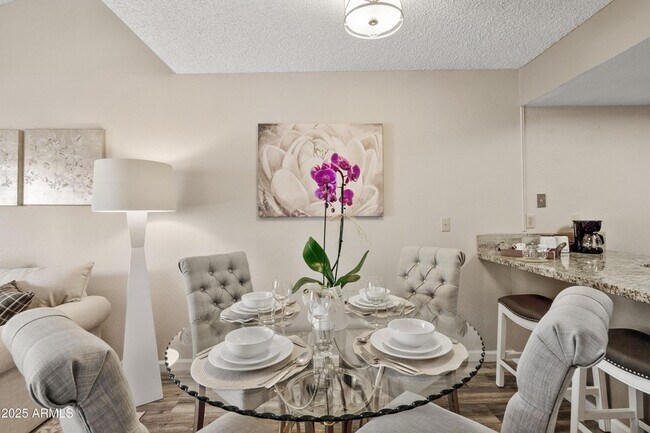 Foto del edificio - 719 E Lola Dr