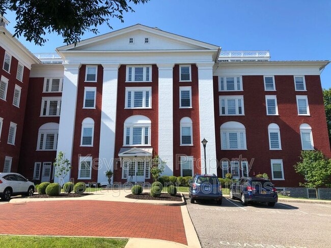Foto del edificio - 100 W Village Dr