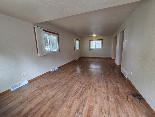 Building Photo - 713 E Goodall St