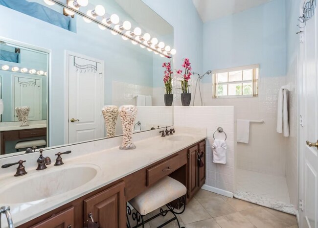 Foto del edificio - 20 Commodore Pl