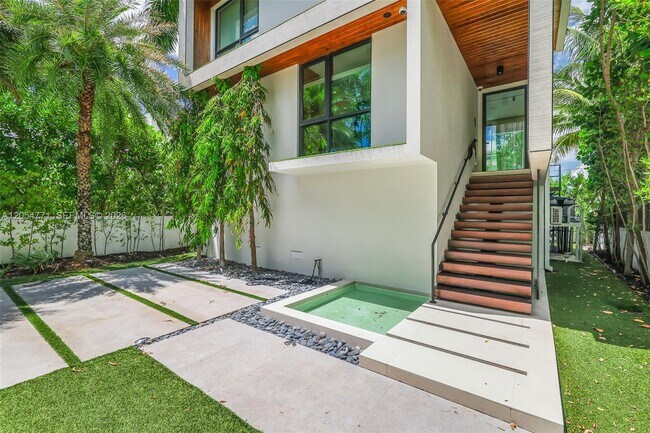 Building Photo - 288 Palm Ave
