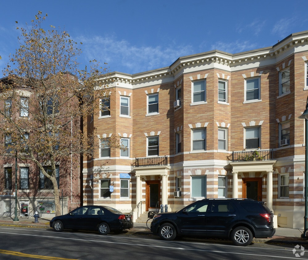 Building Photo - 389 Harvard St