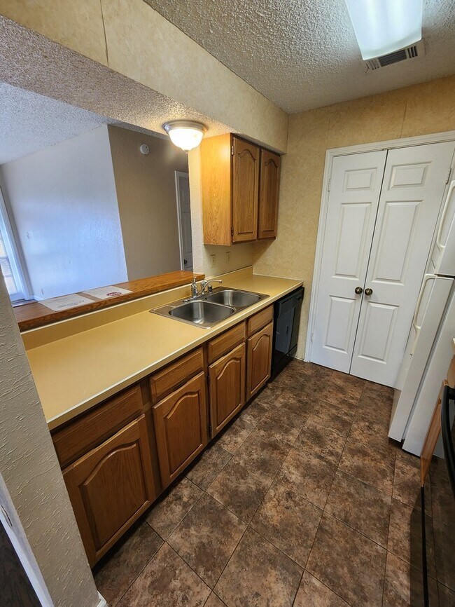 Building Photo - 1 bed 1 bath condo