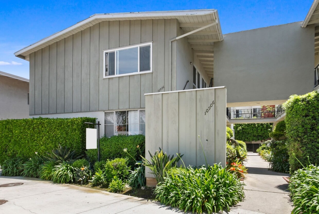 Foto del edificio - 10906 Santa Monica Blvd