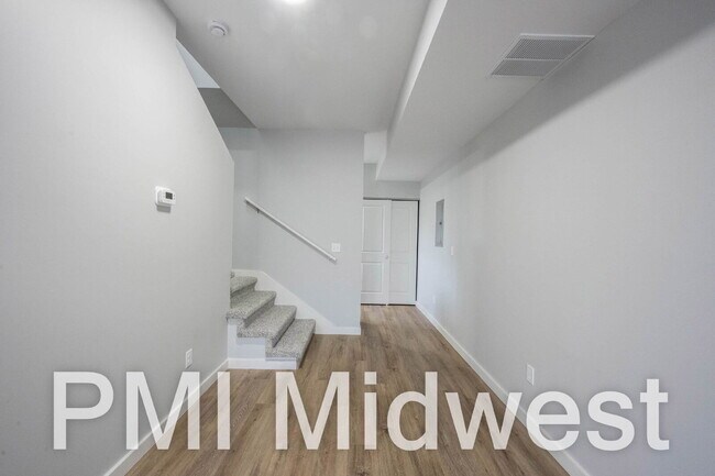 Foto del edificio - "Charming 2-Bedroom Oasis in Indianapolis – Your Perfect 949 Sq Ft Retreat!"