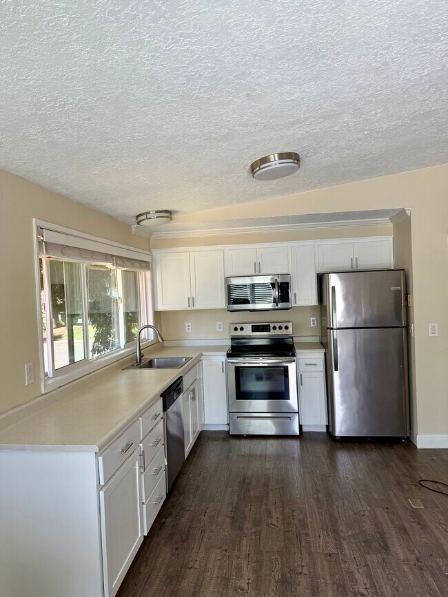 Kitchen - 7022 SW Montauk Cir