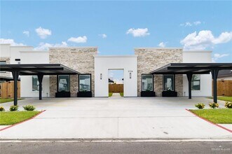 Building Photo - 15 Selena St