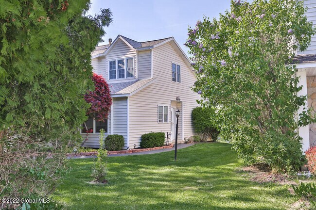 Building Photo - 8 Ashwood Ct