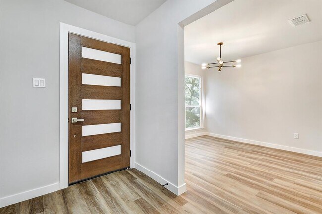 Building Photo - 402 Mulberry Dr