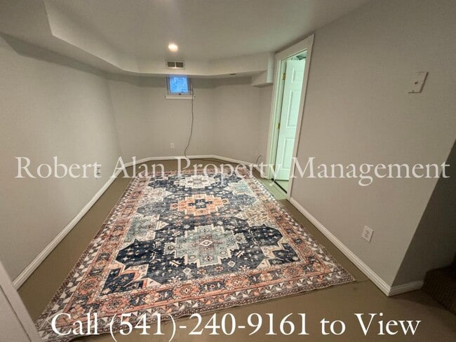 Building Photo - 916 SE Byers Ave