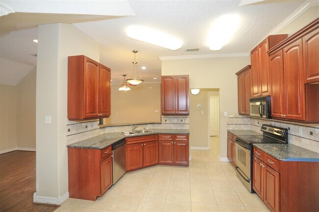 Building Photo - 13719 Summer Hill Dr