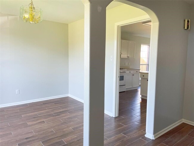 Building Photo - 6638 Chantalle Dr