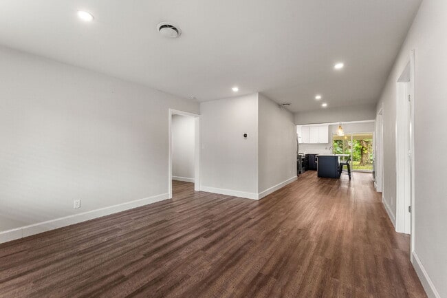 Foto del edificio - Charming 4-Bed with 2 Full Baths and Large...