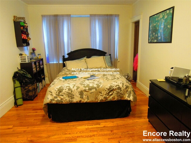 Building Photo - 349 Pleasant St