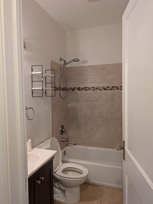 Family Bath - 657 Woodland Ave SE